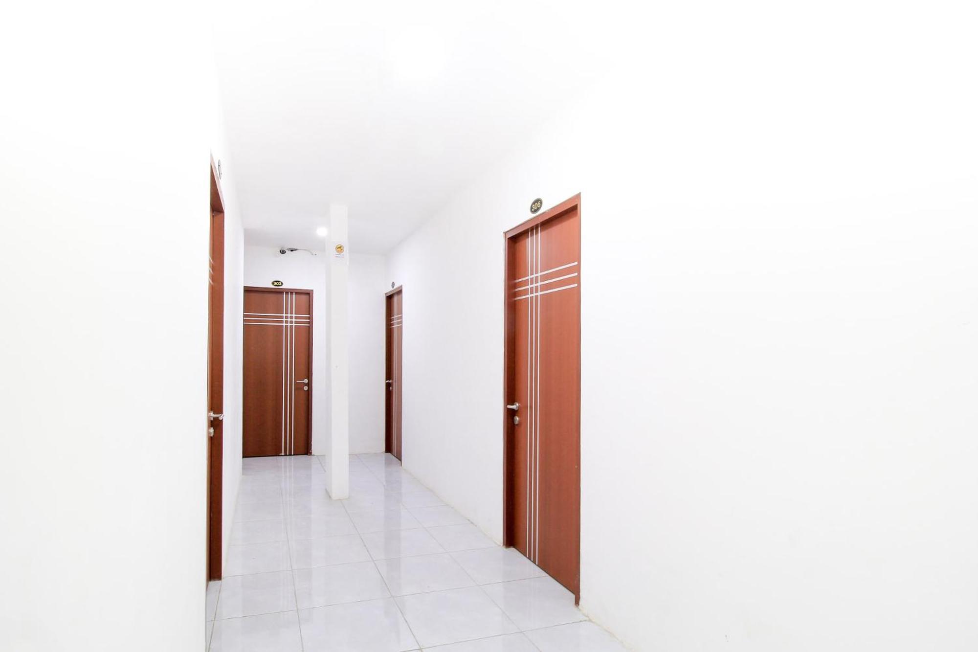 Super Oyo Capital O 217 A1 Hotel Surabaya Exterior photo